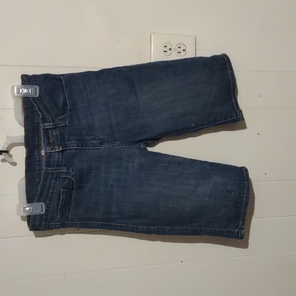 Levi size 28 Jean shorts